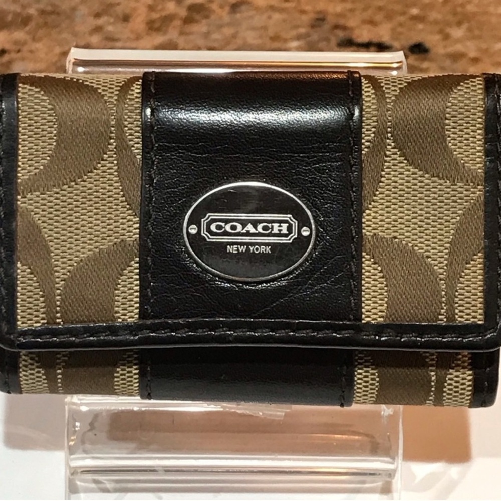 COACH Signature Canvas/Leather Key Holder 😍❤️